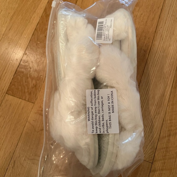 NWT Faux Fur Slippers - Picture 4 of 4
